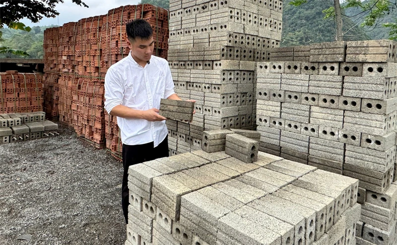Thanh niên dân tộc Mường khởi nghiệp thành công mô hình gạch không nung