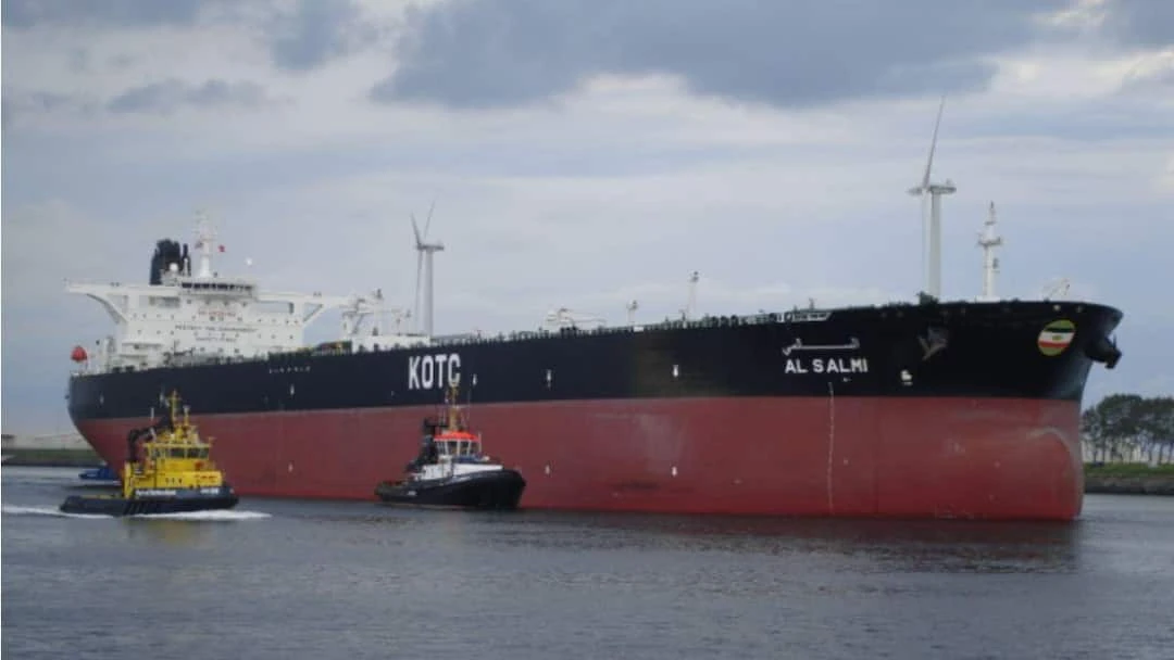 Tàu chở dầu Kuwait bốc cháy tại cảng Dubai