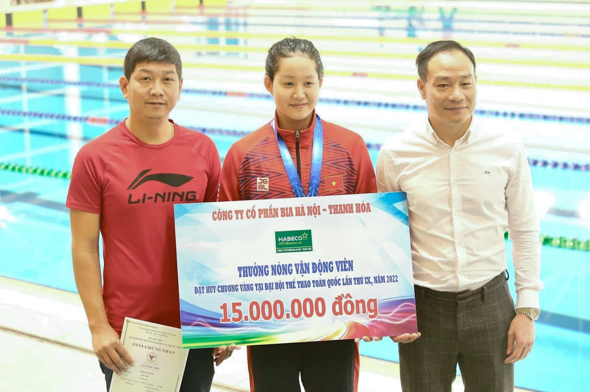 Phạm Thị Vân mở màn giải bơi VĐQG bể 25m bằng tấm HCV đặc biệt