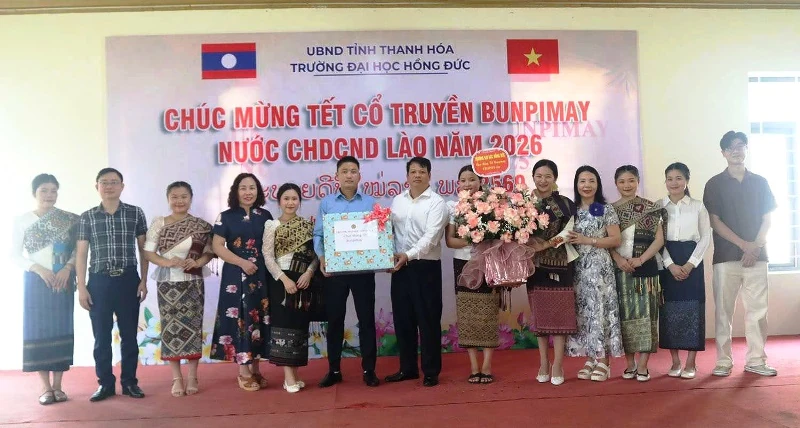 Lưu học sinh Lào đón Tết cổ truyền Bunpimay tại Trường ĐH Hồng Đức