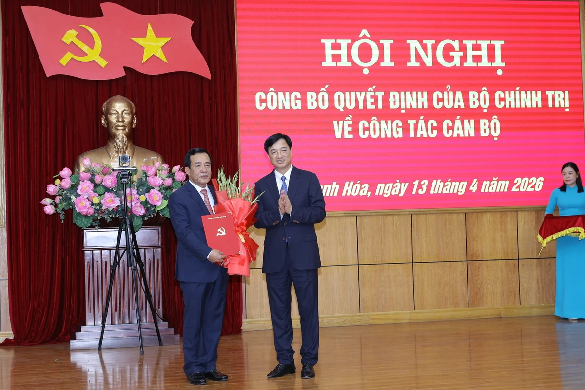 Hình ảnh tại hội nghị công bố quyết định của Bộ Chính trị điều động Thượng tướng Lê Đức Thái giữ chức Bí thư Tỉnh ủy Thanh Hóa