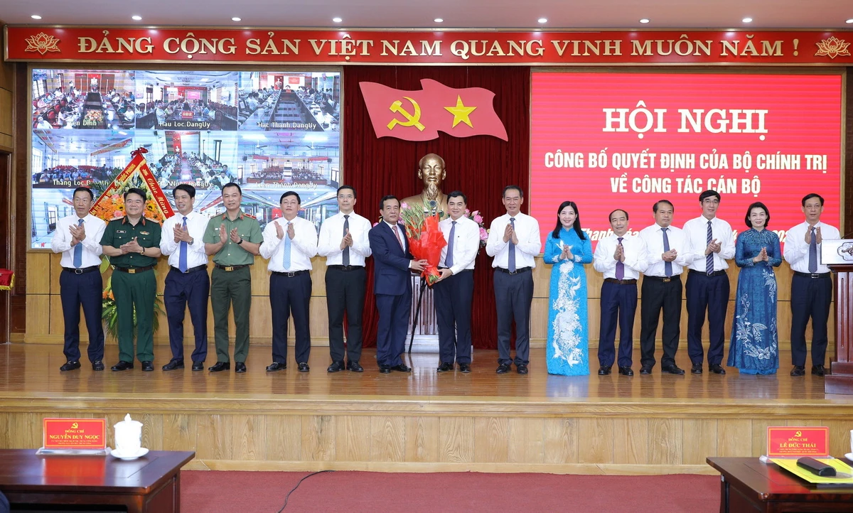 Hình ảnh tại hội nghị công bố quyết định của Bộ Chính trị điều động Thượng tướng Lê Đức Thái giữ chức Bí thư Tỉnh ủy Thanh Hóa