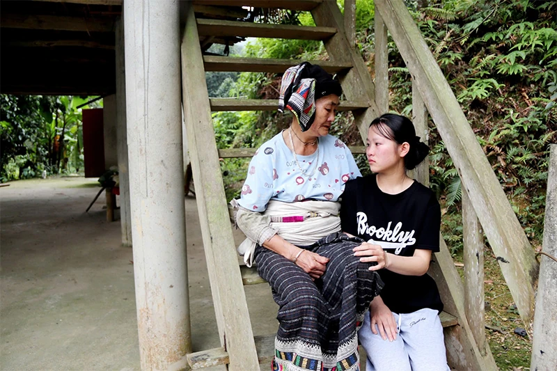 “Có bàn tay mẹ, con ấm no”