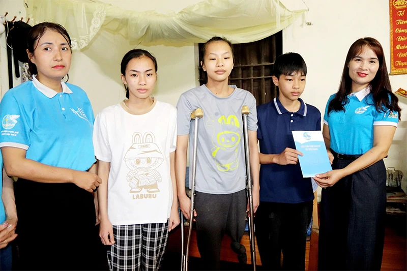 “Có bàn tay mẹ, con ấm no”