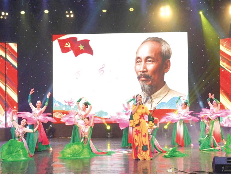 Lời ca dâng Bác