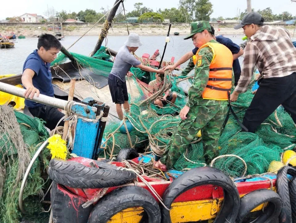 Trục vớt thành công 2 tàu cá bị chìm do dông lốc