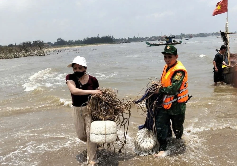 Trục vớt thành công 2 tàu cá bị chìm do dông lốc
