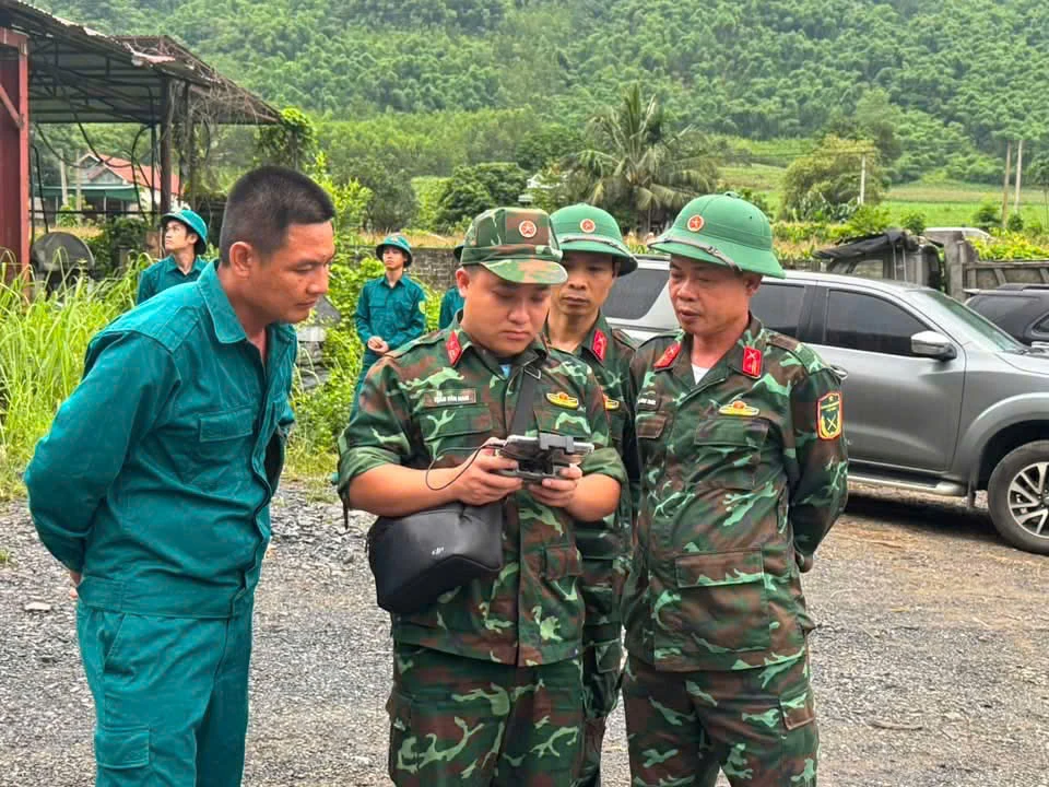 Chạy đua với thời gian tìm kiếm nạn nhân trong vụ sạt lở đá ở xã Cẩm Tú
