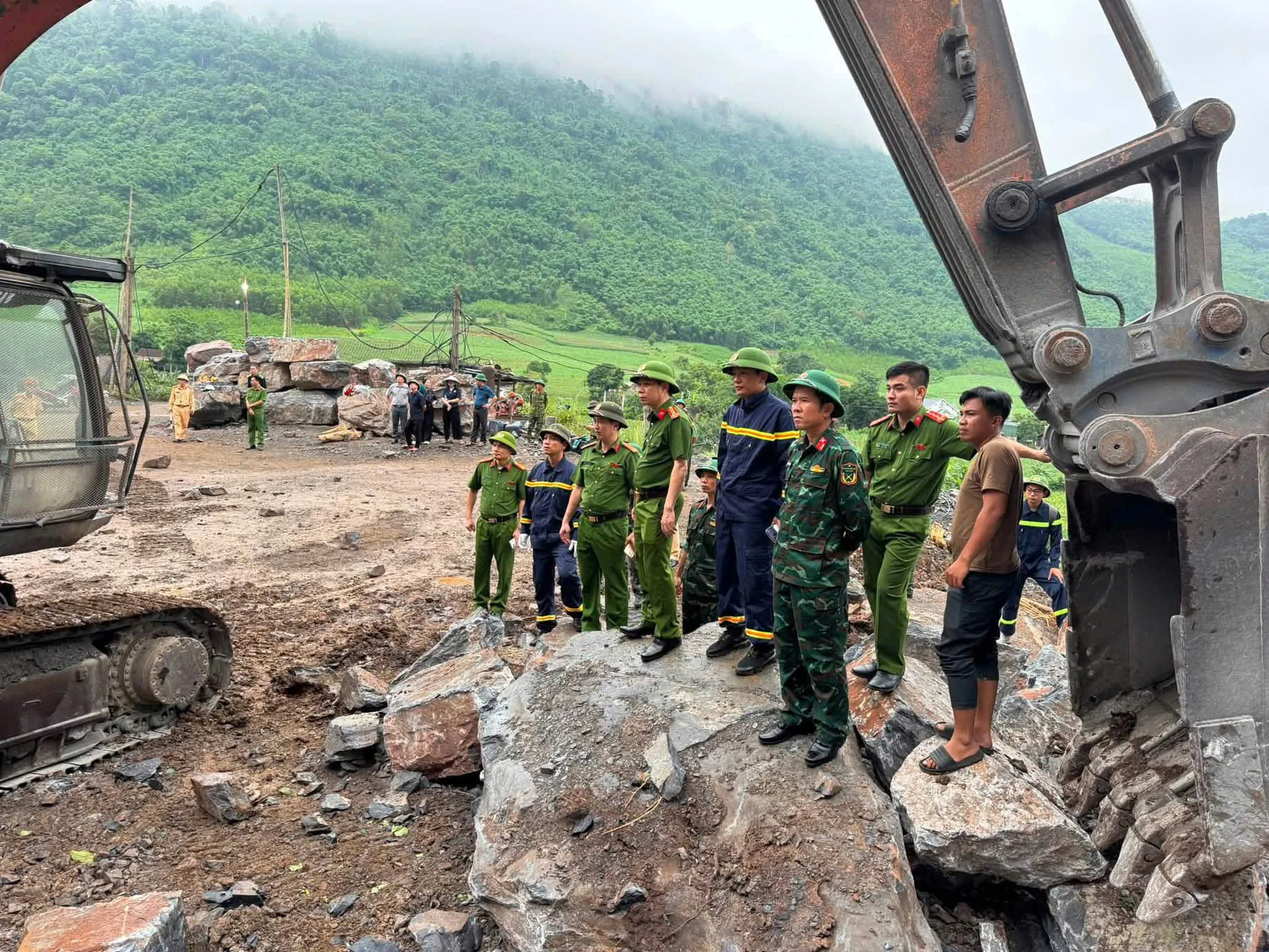 Chạy đua với thời gian tìm kiếm nạn nhân trong vụ sạt lở đá ở xã Cẩm Tú
