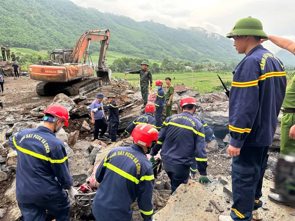 Chạy đua với thời gian tìm kiếm nạn nhân trong vụ sạt lở đá ở xã Cẩm Tú