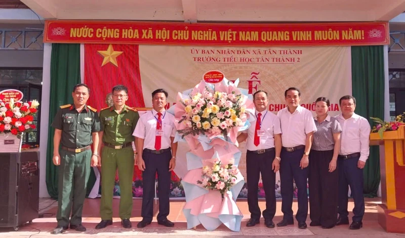 Trường Tiểu học Tân Thành 2 đón quyết định công nhận đạt chuẩn quốc gia mức độ 1