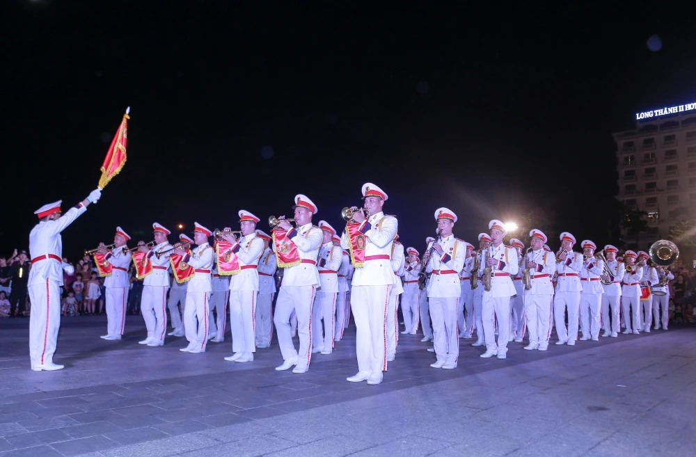 Mãn nhãn màn diễu hành quân nhạc giữa phố biển Sầm Sơn