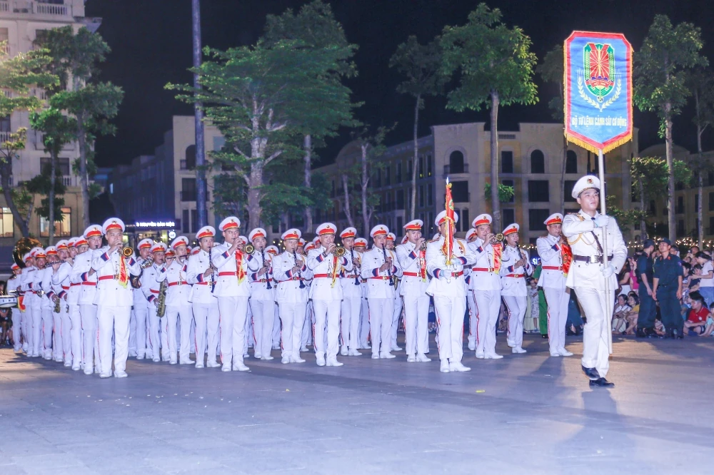 Mãn nhãn màn diễu hành quân nhạc giữa phố biển Sầm Sơn
