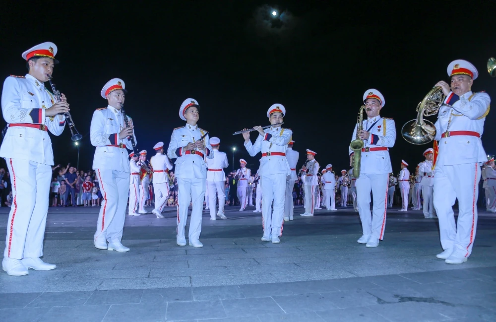 Mãn nhãn màn diễu hành quân nhạc giữa phố biển Sầm Sơn
