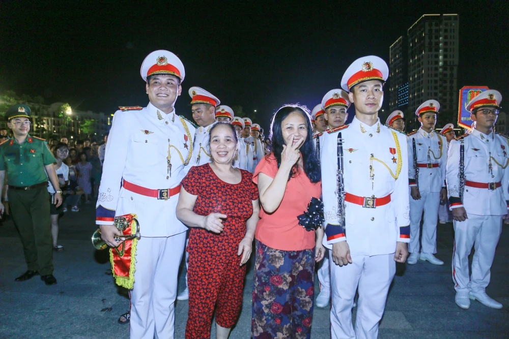 Mãn nhãn màn diễu hành quân nhạc giữa phố biển Sầm Sơn