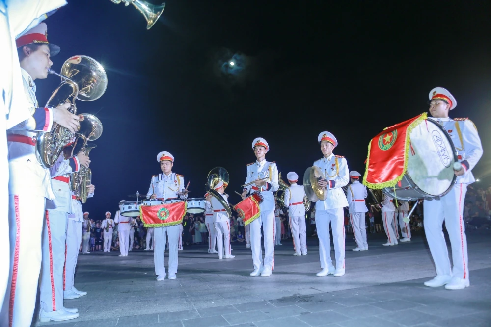 Mãn nhãn màn diễu hành quân nhạc giữa phố biển Sầm Sơn