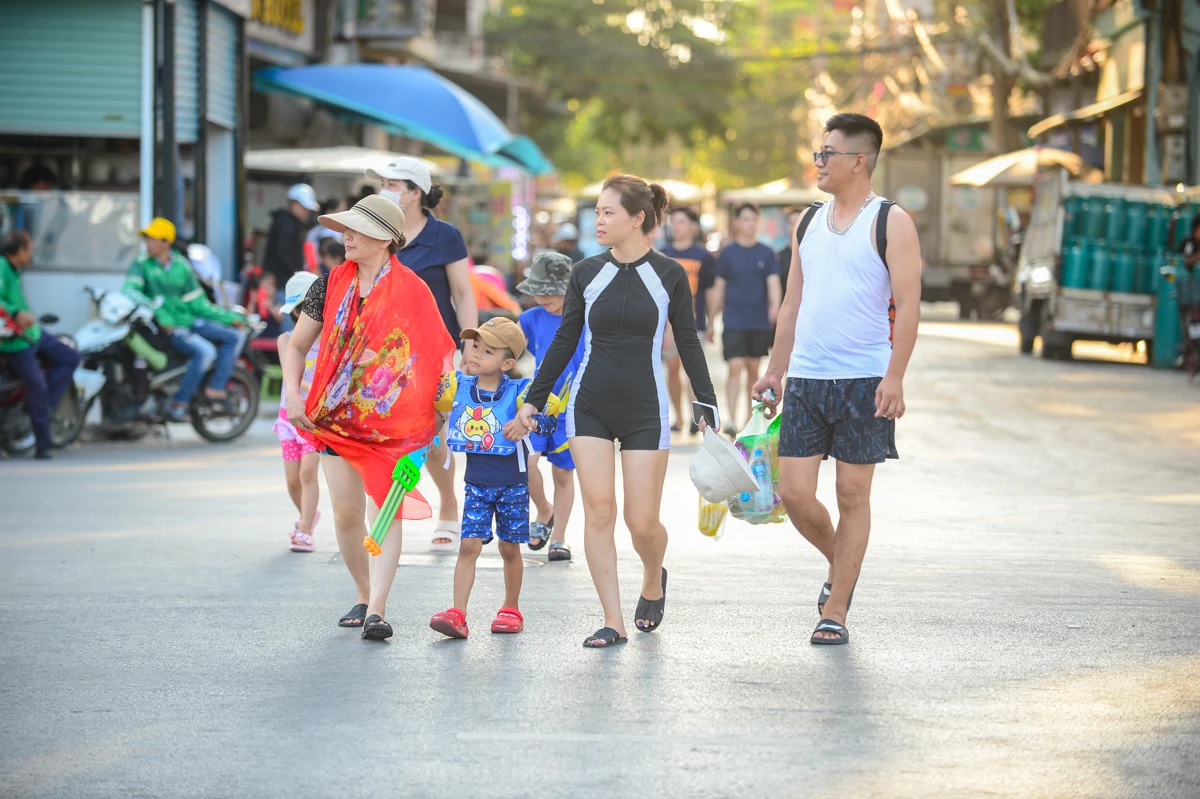 Người dân đổ ra biển Sầm Sơn “giải nhiệt” giữa những ngày nóng đỉnh điểm
