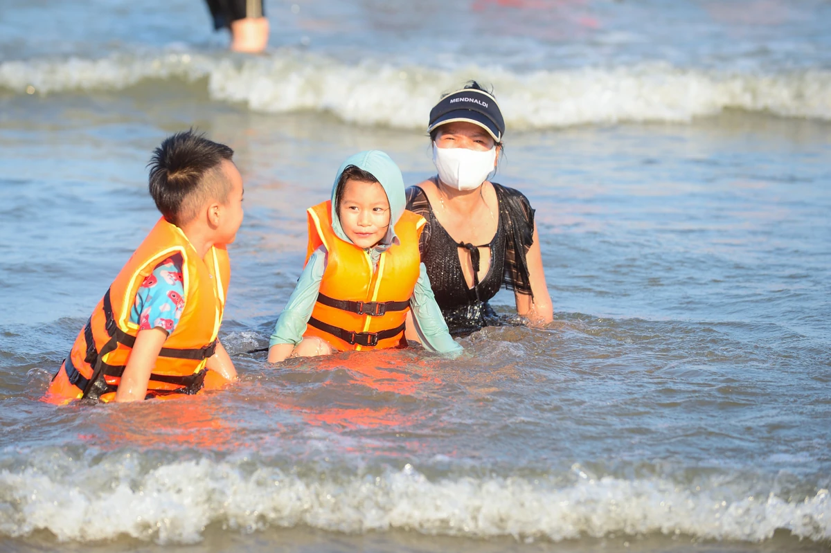 Người dân đổ ra biển Sầm Sơn “giải nhiệt” giữa những ngày nóng đỉnh điểm