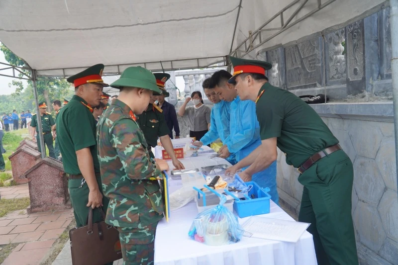 Lấy mẫu, bàn giao hài cốt liệt sĩ tại nghĩa trang liệt sĩ Quảng Xương