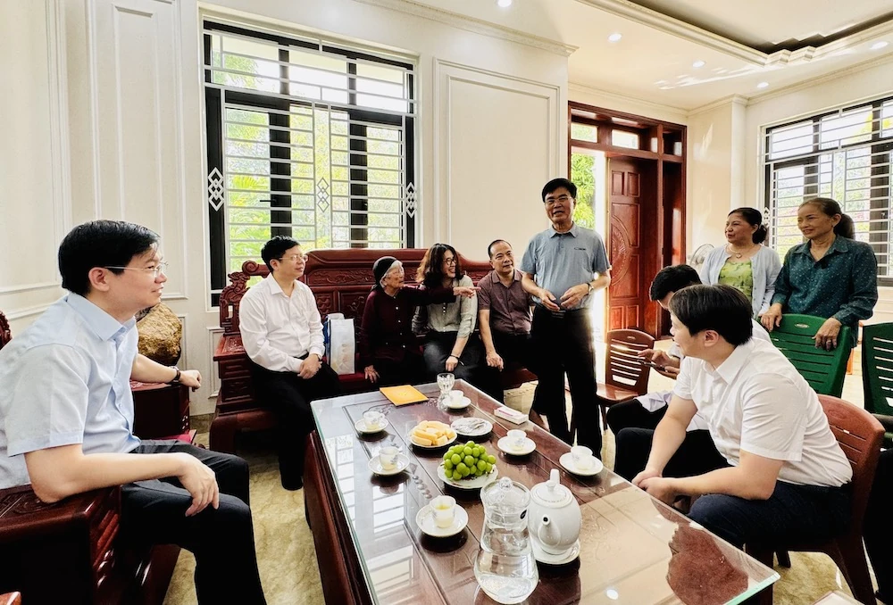 Thăm và khám sức khỏe cho Mẹ Việt Nam anh hùng Phan Thị Mùi