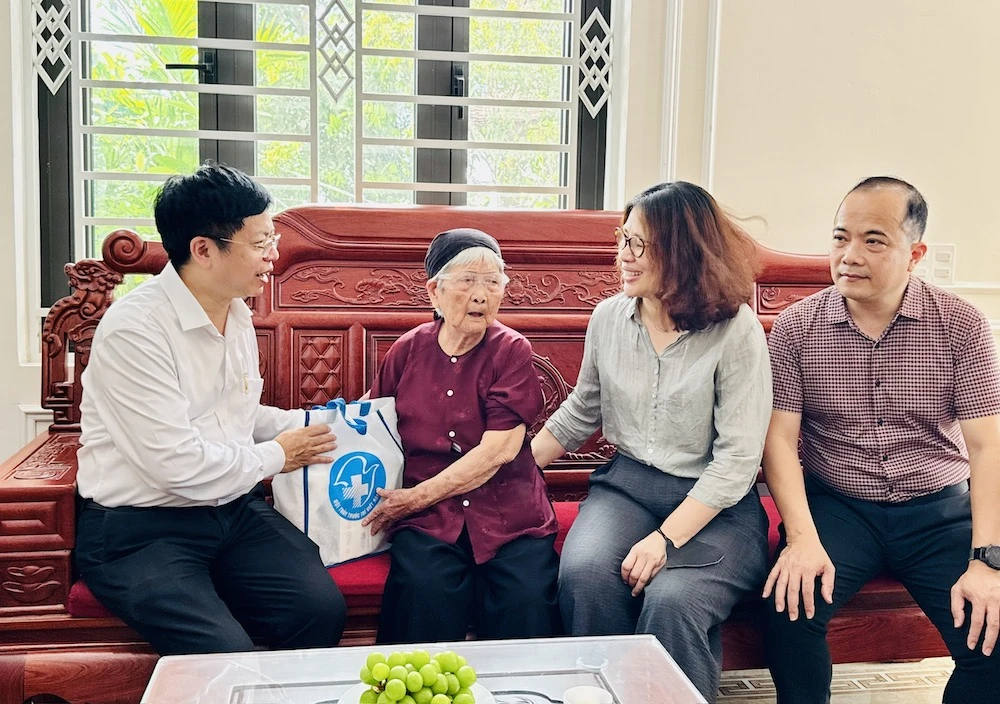 Thăm và khám sức khỏe cho Mẹ Việt Nam anh hùng Phan Thị Mùi