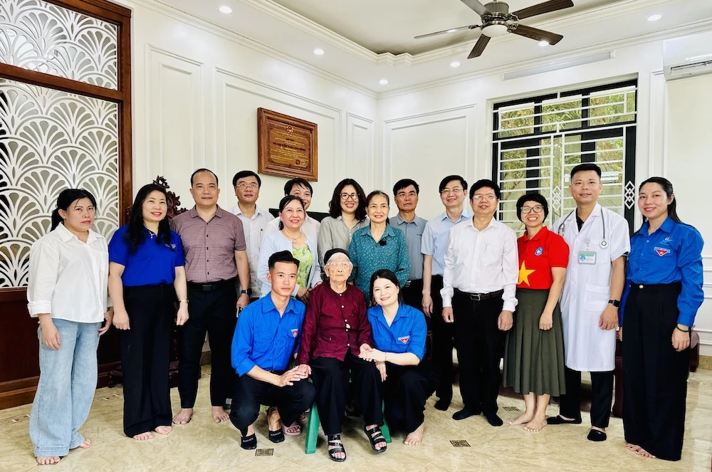 Thăm và khám sức khỏe cho Mẹ Việt Nam anh hùng Phan Thị Mùi