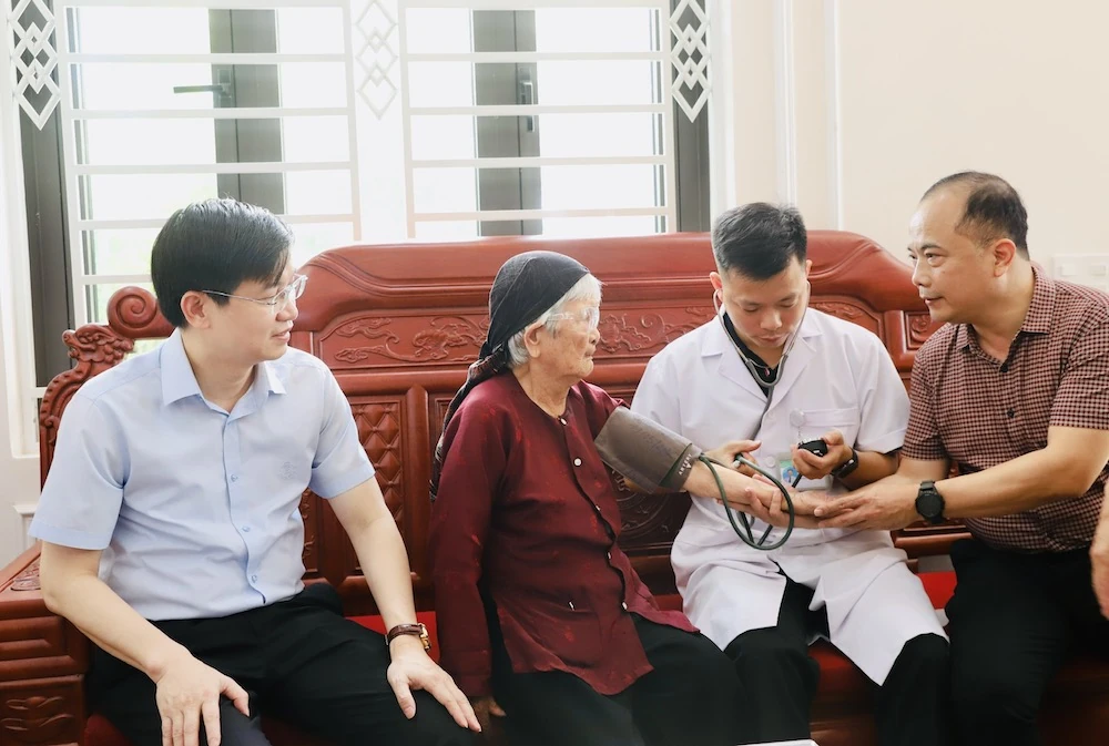 Thăm và khám sức khỏe cho Mẹ Việt Nam anh hùng Phan Thị Mùi