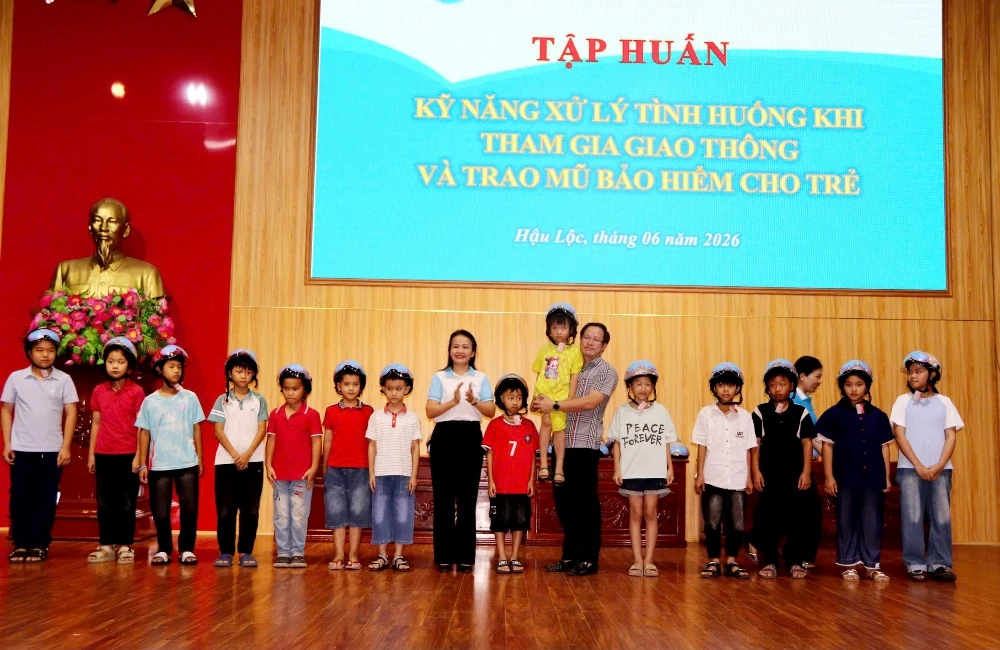Hội LHPN tỉnh trao kinh phí hỗ trợ xây dựng “Mái ấm tình thương” tại xã Hậu Lộc