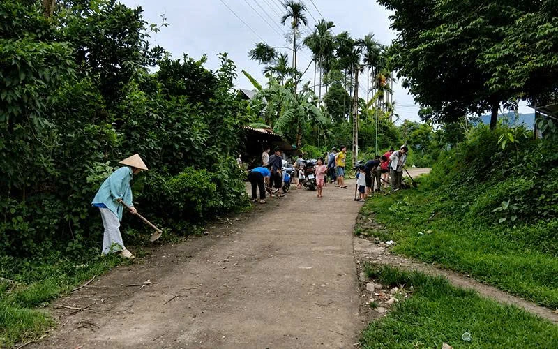 Giữ màu xanh dưới chân núi
