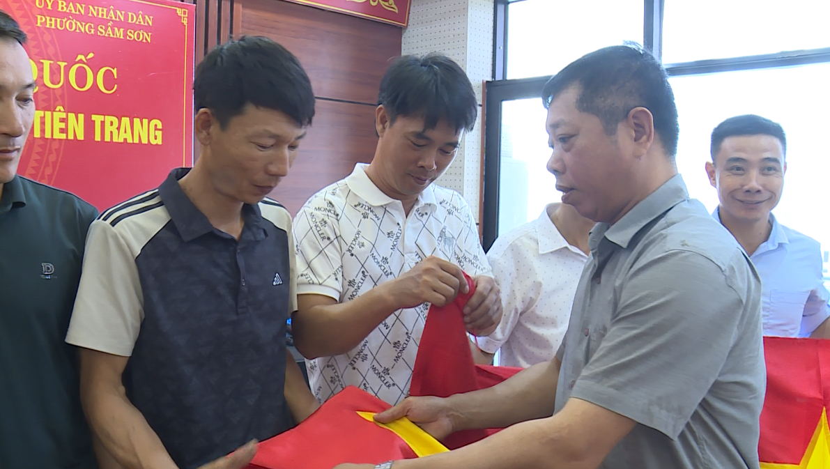 Trao 3.000 lá cờ Tổ quốc cho ngư dân phường Sầm Sơn và xã Tiên Trang