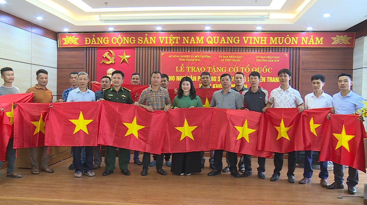 Trao 3.000 lá cờ Tổ quốc cho ngư dân phường Sầm Sơn và xã Tiên Trang