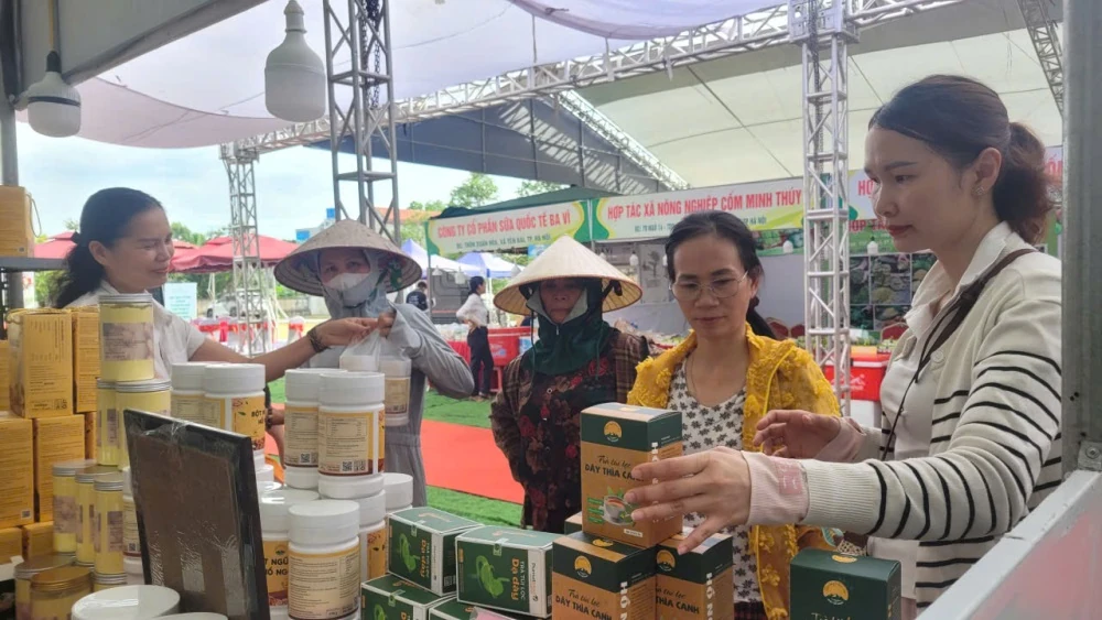 62 gian hàng tham gia phiên chợ nông sản, thực phẩm an toàn