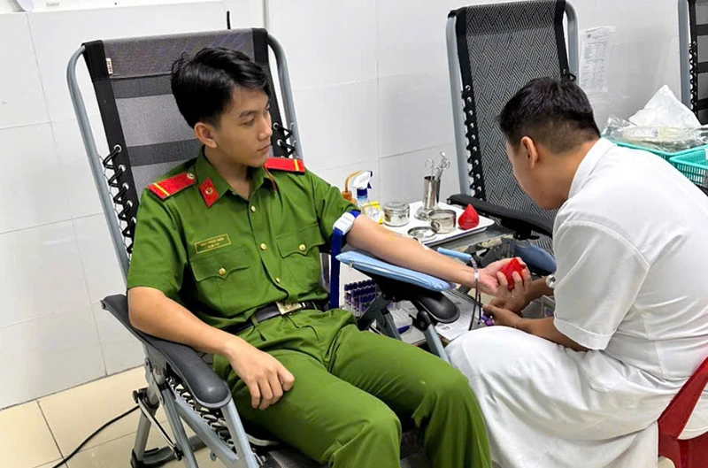 Hai chiến sĩ cảnh sát cơ động hiến máu khẩn cấp cứu người qua cơn nguy kịch