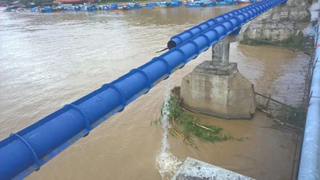 Sự cố đường ống truyền tải ảnh hưởng đến việc cấp nước sạch cho người dân