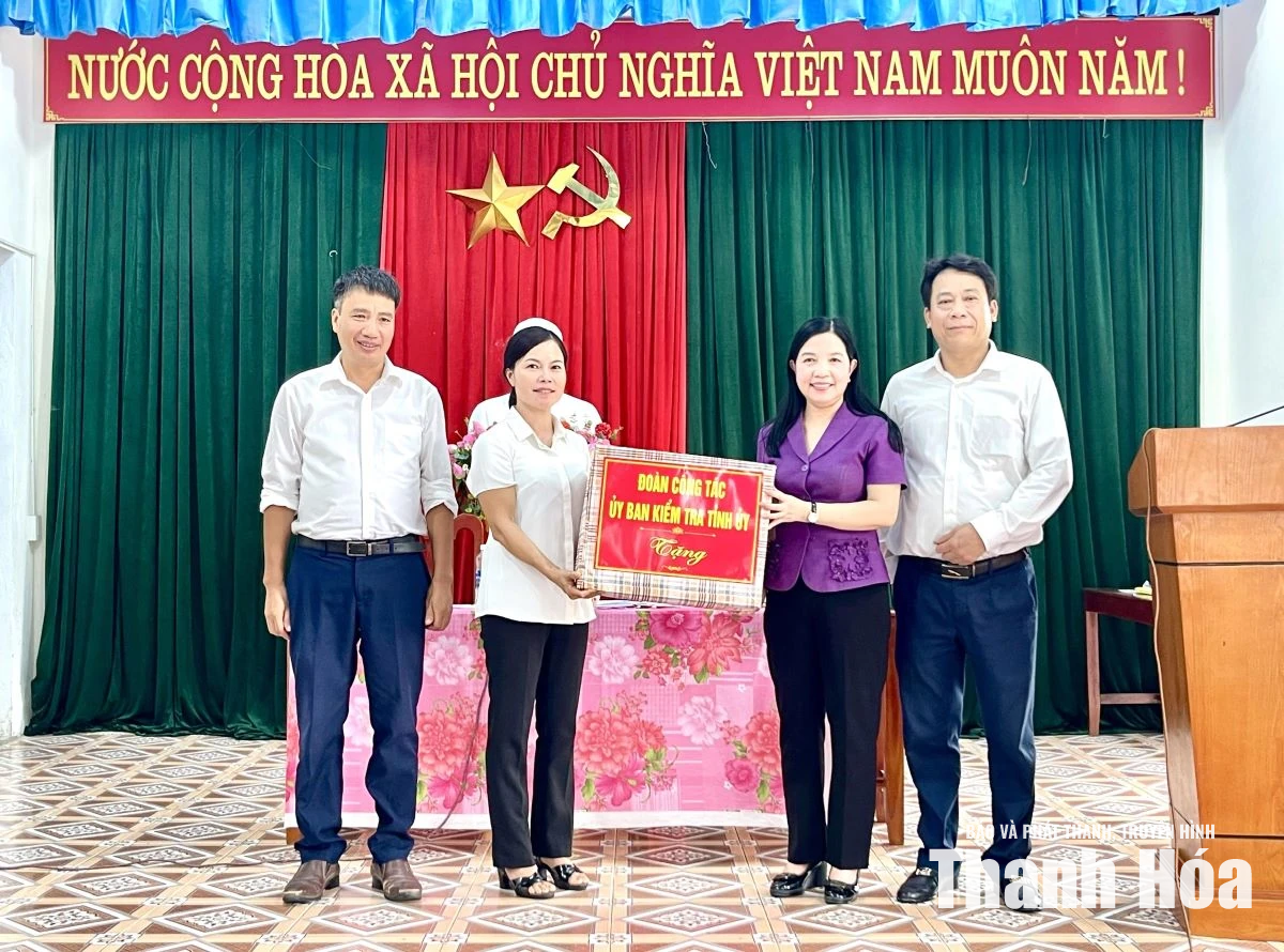 Chủ nhiệm Ủy ban Kiểm tra Tỉnh ủy Phạm Thị Thanh Thủy dự sinh hoạt Chi bộ thôn Hưng Long