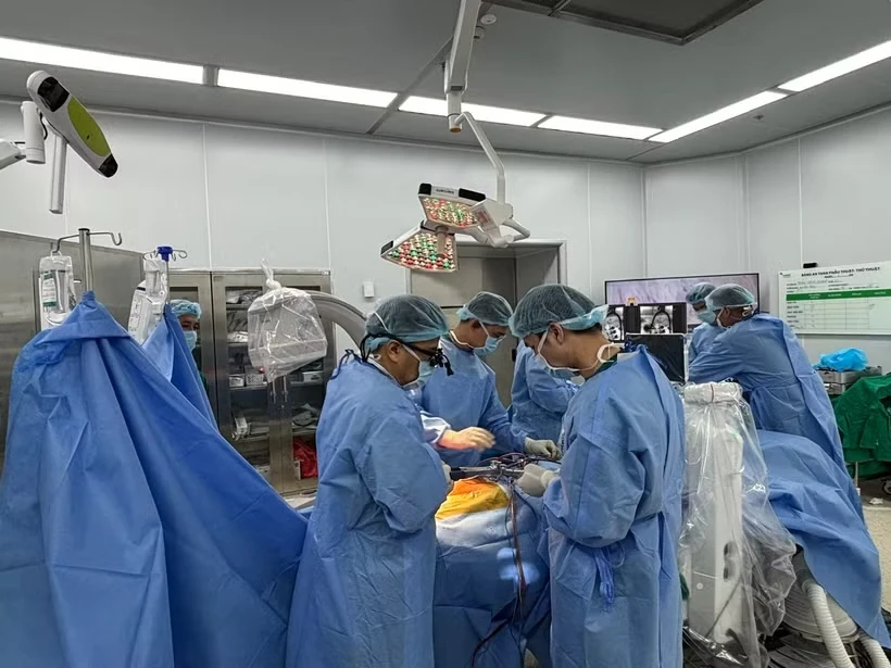 Ứng dụng robot thế hệ mới hỗ trợ phẫu thuật thành công vẹo cột sống ở người lớn