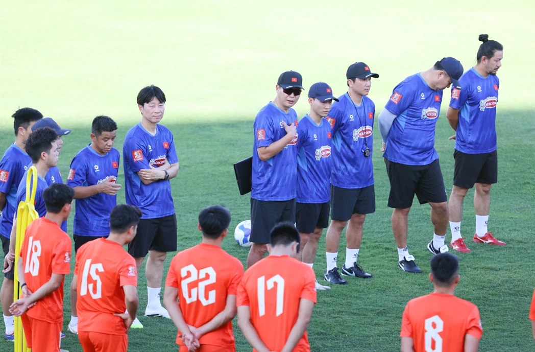 HLV Kim Sang Sik chốt danh sách 27 tuyển thủ Việt Nam tập huấn tại Hàn Quốc; Harry Kane giúp tuyển Anh giải lời nguyền 60 năm