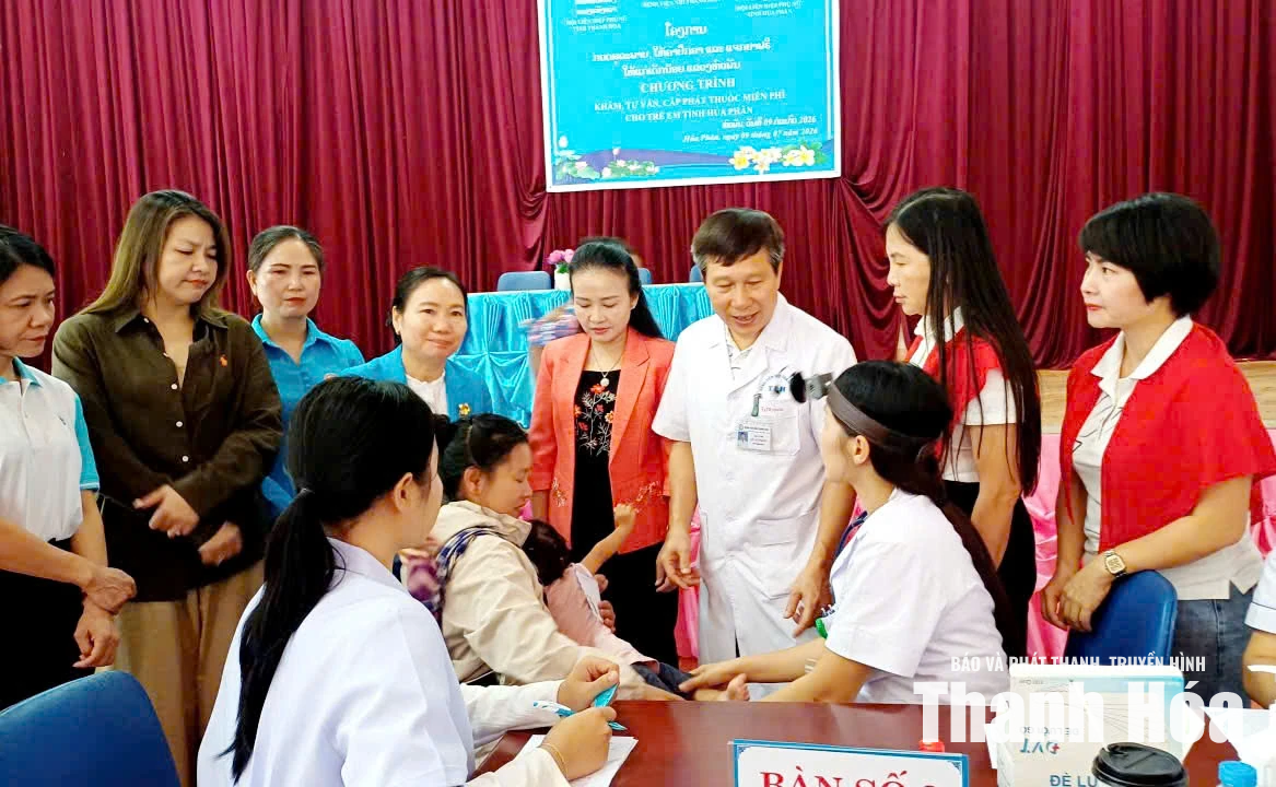 Hội LHPN tỉnh trao hỗ trợ sinh kế và tặng quà cho phụ nữ, trẻ em tỉnh Hủa Phăn