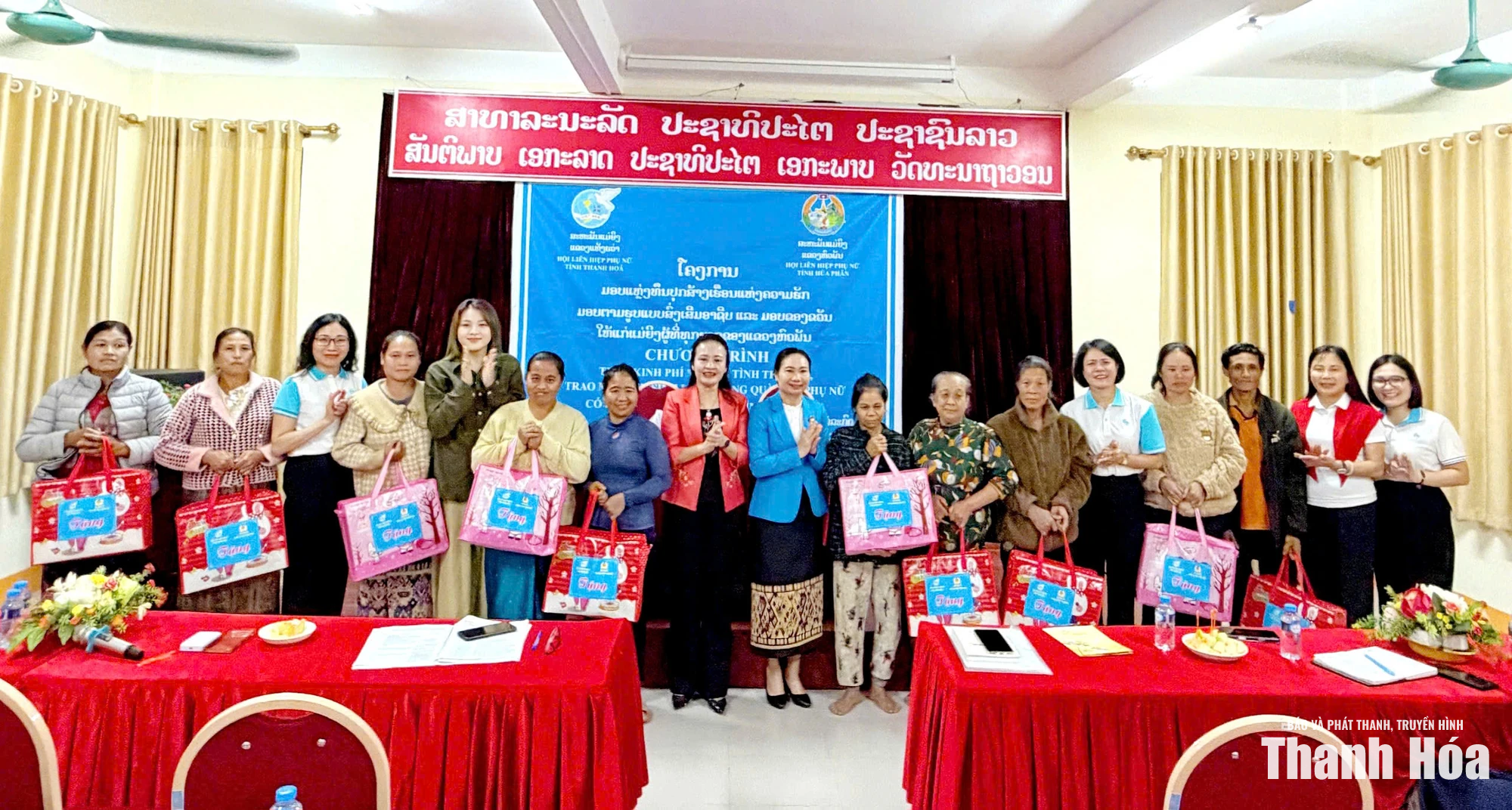 Hội LHPN tỉnh trao hỗ trợ sinh kế và tặng quà cho phụ nữ, trẻ em tỉnh Hủa Phăn