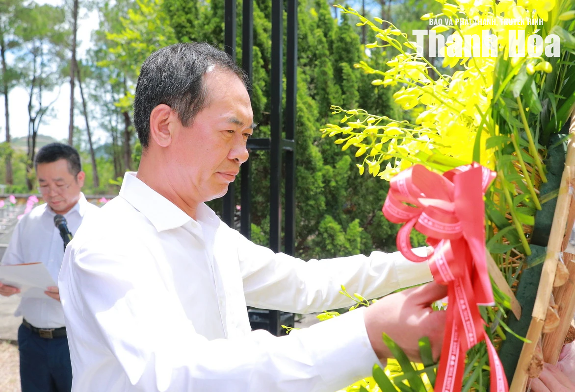 Đoàn đại biểu tỉnh Thanh Hóa dâng hương tri ân các Anh hùng liệt sĩ tại tỉnh Quảng Trị