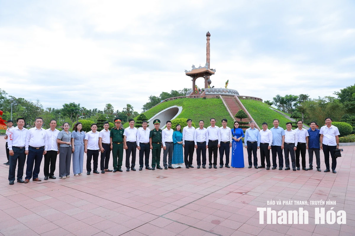 Đoàn đại biểu tỉnh Thanh Hóa dâng hương tri ân các Anh hùng liệt sĩ tại tỉnh Quảng Trị