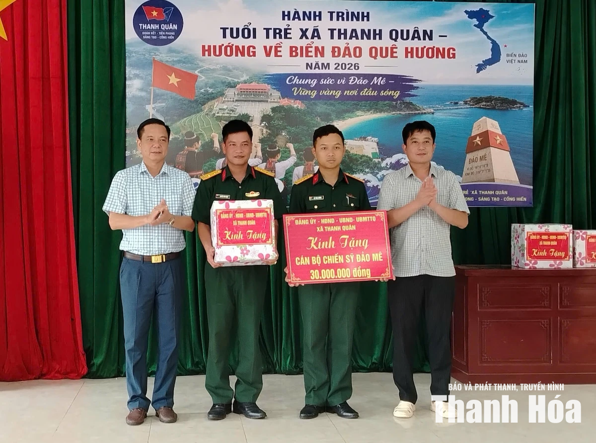 Xã Thanh Quân thăm, tặng quà cán bộ, chiến sĩ Tiểu đoàn Hỗn hợp Đảo Mê