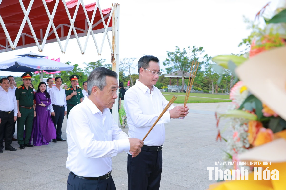 Đoàn đại biểu tỉnh Thanh Hóa và thành phố Đà Nẵng dâng hoa, dâng hương tri ân Mẹ Việt Nam Anh hùng và các Anh hùng liệt sĩ