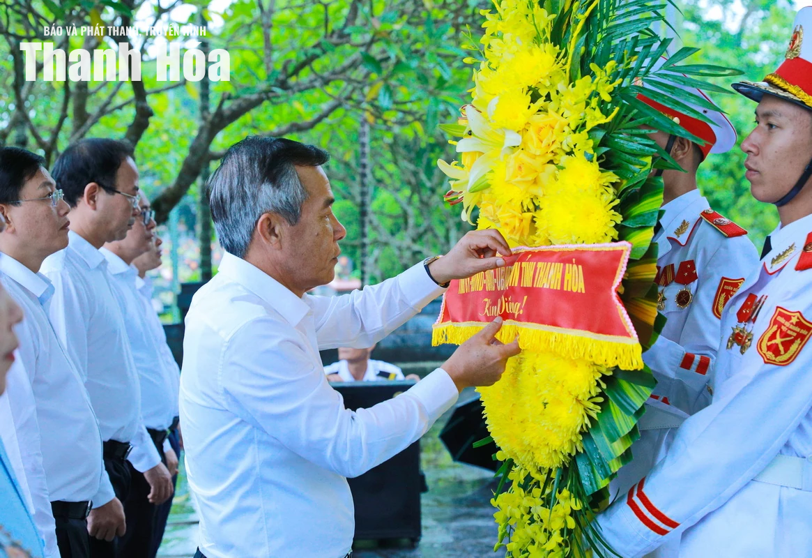 Đoàn đại biểu tỉnh Thanh Hóa dâng hương tưởng niệm Chủ tịch Hồ Chí Minh và các Anh hùng liệt sĩ tại tỉnh Điện Biên