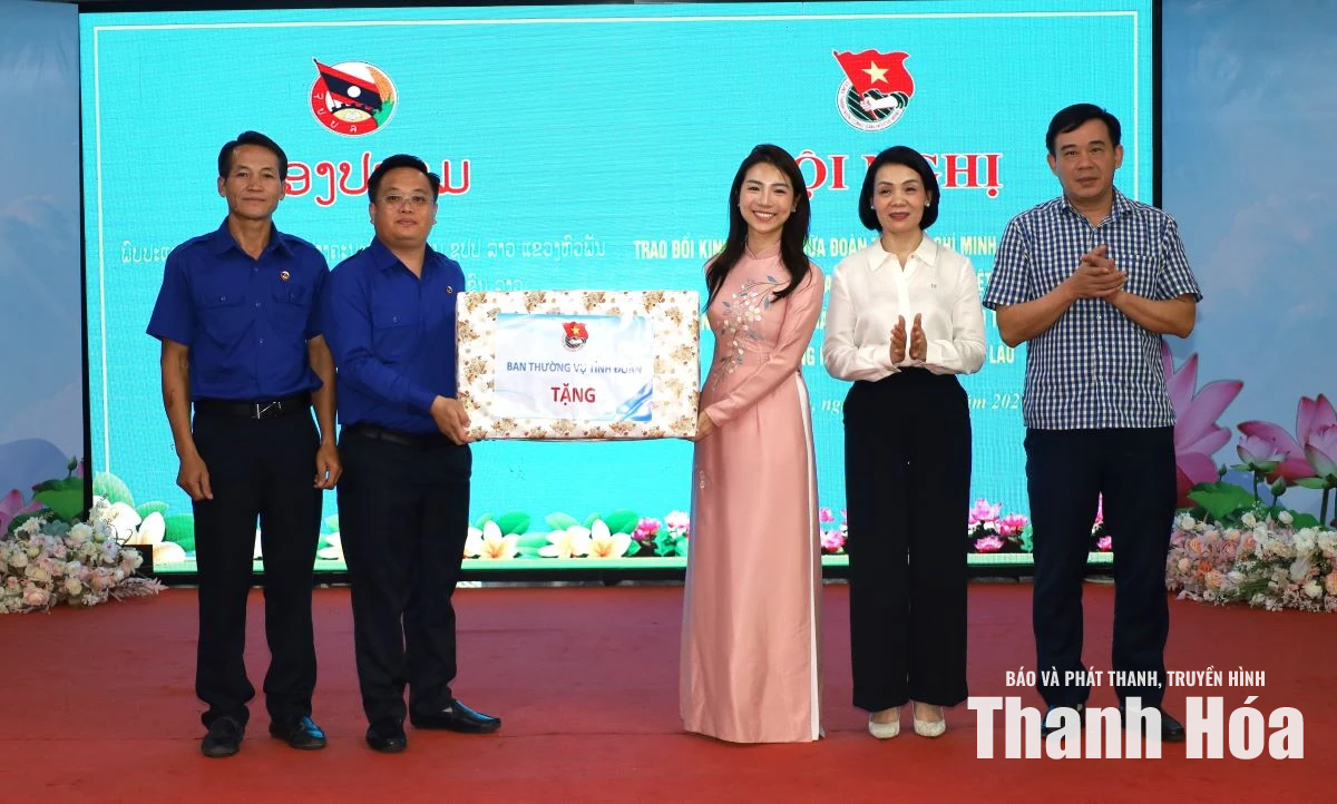 Trao đổi kinh nghiệm, tăng cường công tác đoàn và phong trào thanh thiếu nhi giữa Thanh Hóa - Hủa Phăn