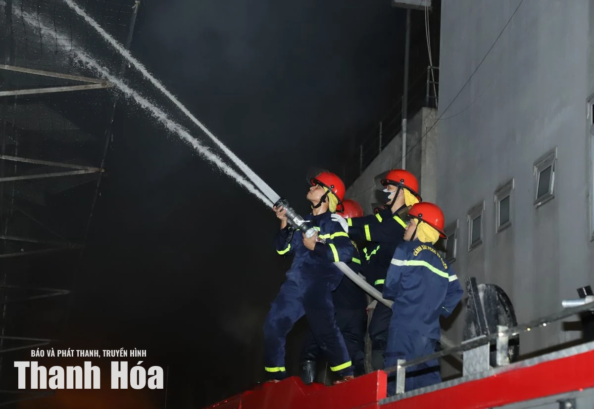 Xuyên đêm ứng cứu vụ hỏa hoạn tại Khu công nghiệp Tây Bắc Ga