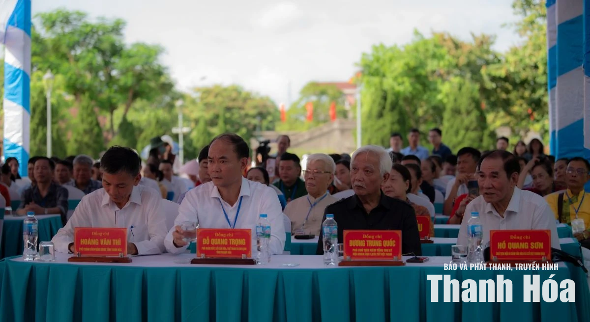 Hội Di sản Văn hóa và Cổ vật Thanh Hoa tặng trống đồng và súng thần công cho tỉnh Quảng Trị