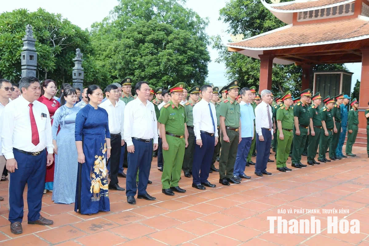 Giám đốc Công an tỉnh Tô Anh Dũng dâng hương tri ân các Anh hùng liệt sĩ, thăm và tặng quà người có công