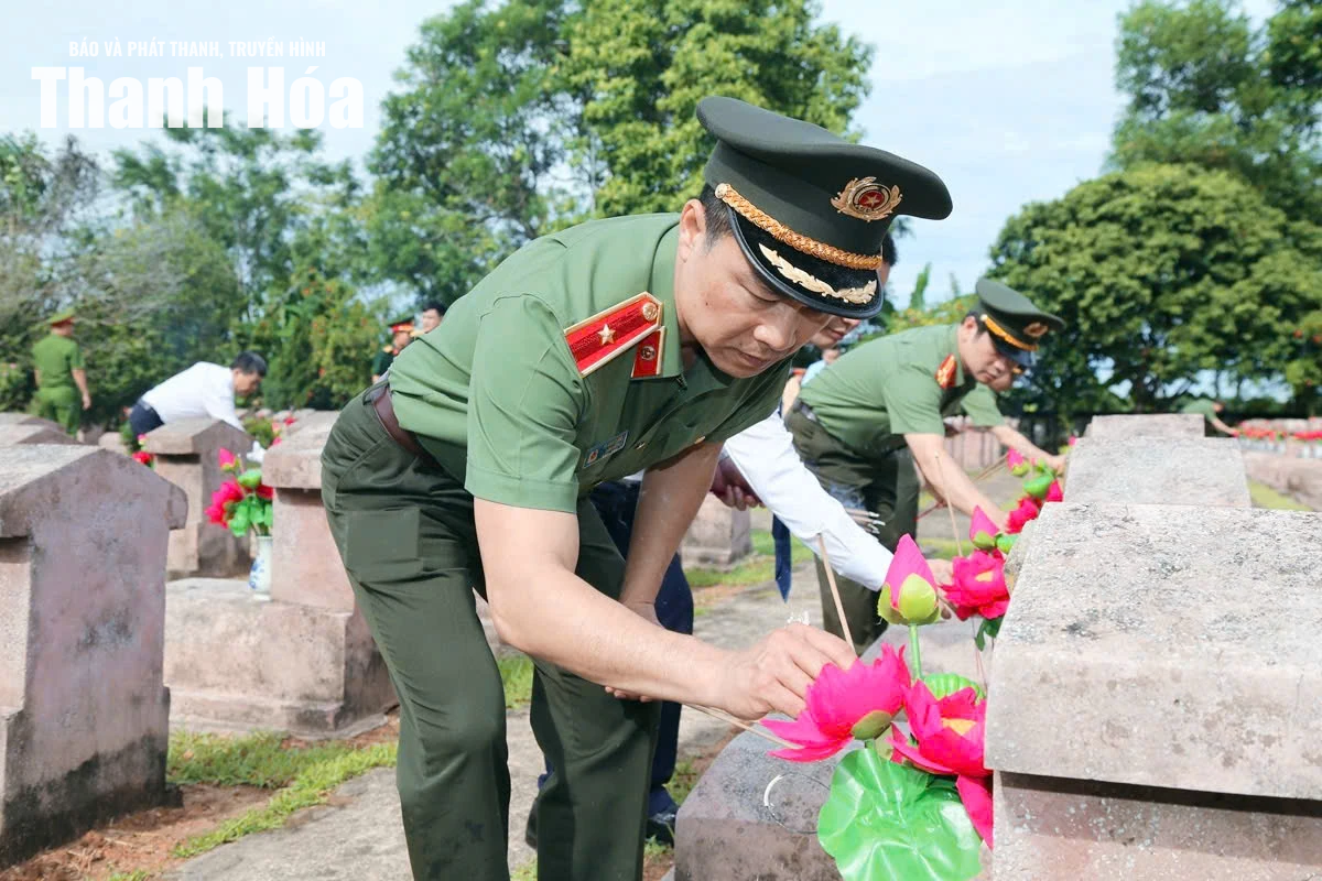 Giám đốc Công an tỉnh Tô Anh Dũng dâng hương tri ân các Anh hùng liệt sĩ, thăm và tặng quà người có công