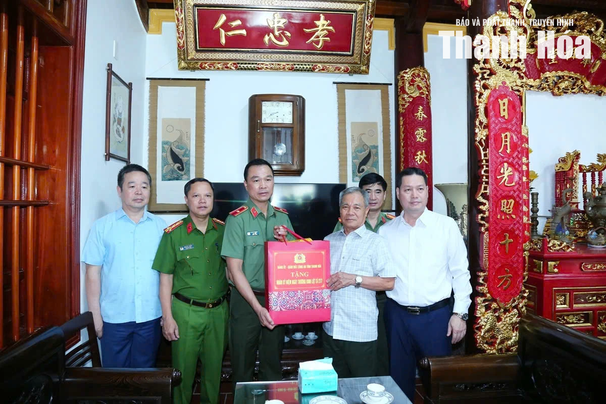 Giám đốc Công an tỉnh Tô Anh Dũng dâng hương tri ân các Anh hùng liệt sĩ, thăm và tặng quà người có công